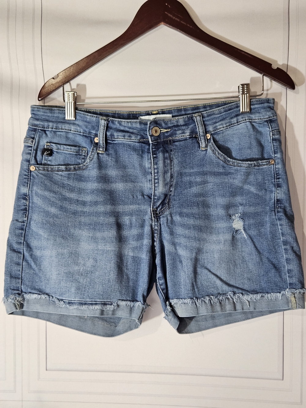 KanCan, Kloe Low Rise Frayed Hem Roll Cuff Denim Short - Picture 3 of 8